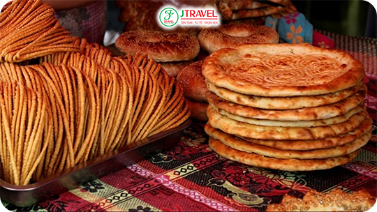 Bánh Naan Tân Cương – Bánh Mỳ Nướng Giòn Tan Bên Bếp Lửa