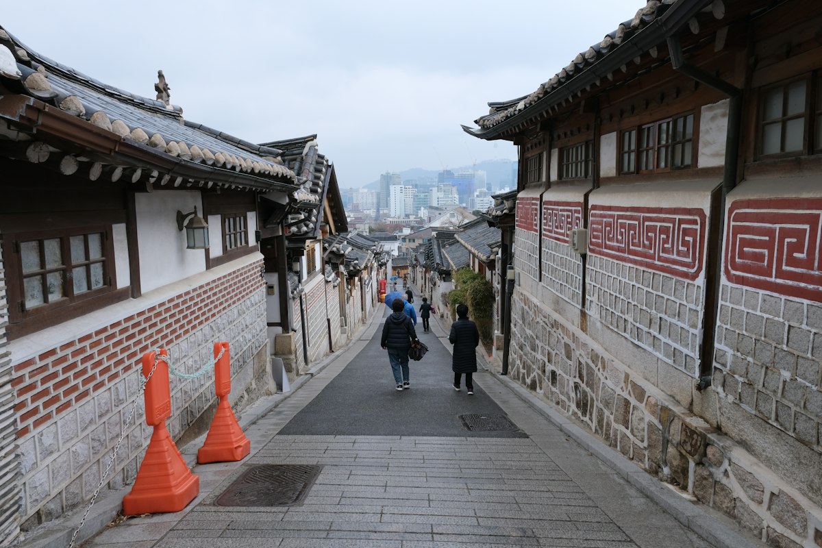 Con dốc giữa những ngôi nhà Hanok