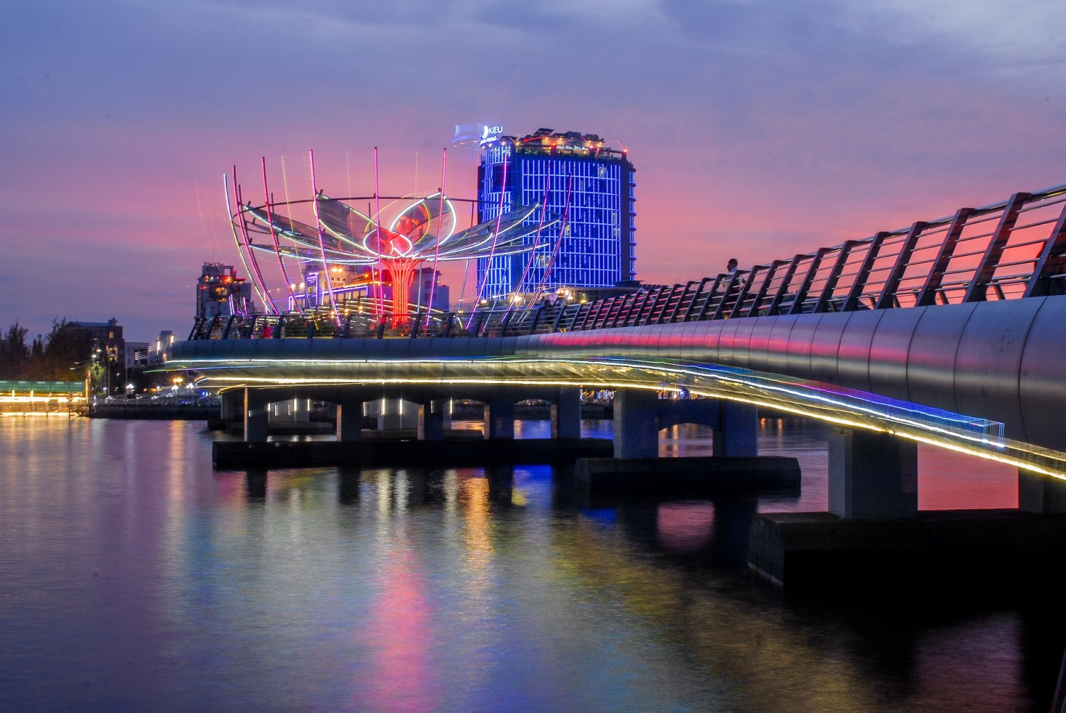 Cầu đi bộ Bông Sen