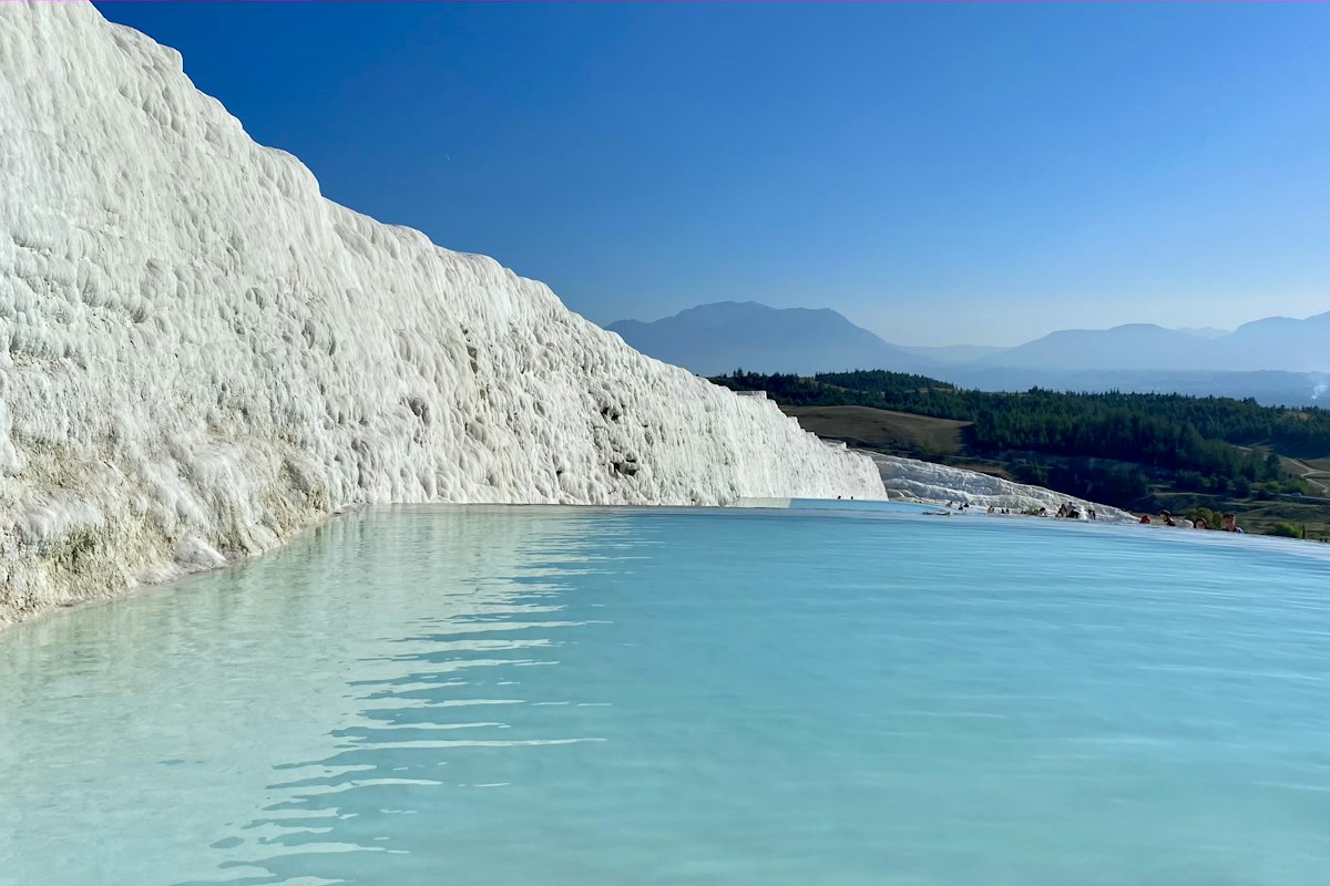 Những bậc thang đá vôi trắng ở Pamukkale