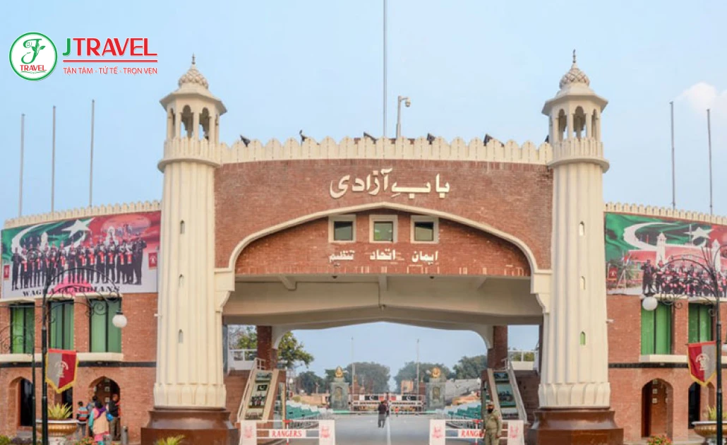 Cửa khẩu Wagah Border giữa Pakistan và Ấn Độ với nghi thức giao ca quân đội nổi tiếng