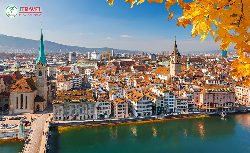 Tháp đồng hồ lịch sử và kiến trúc cổ kính tại trung tâm Lucerne