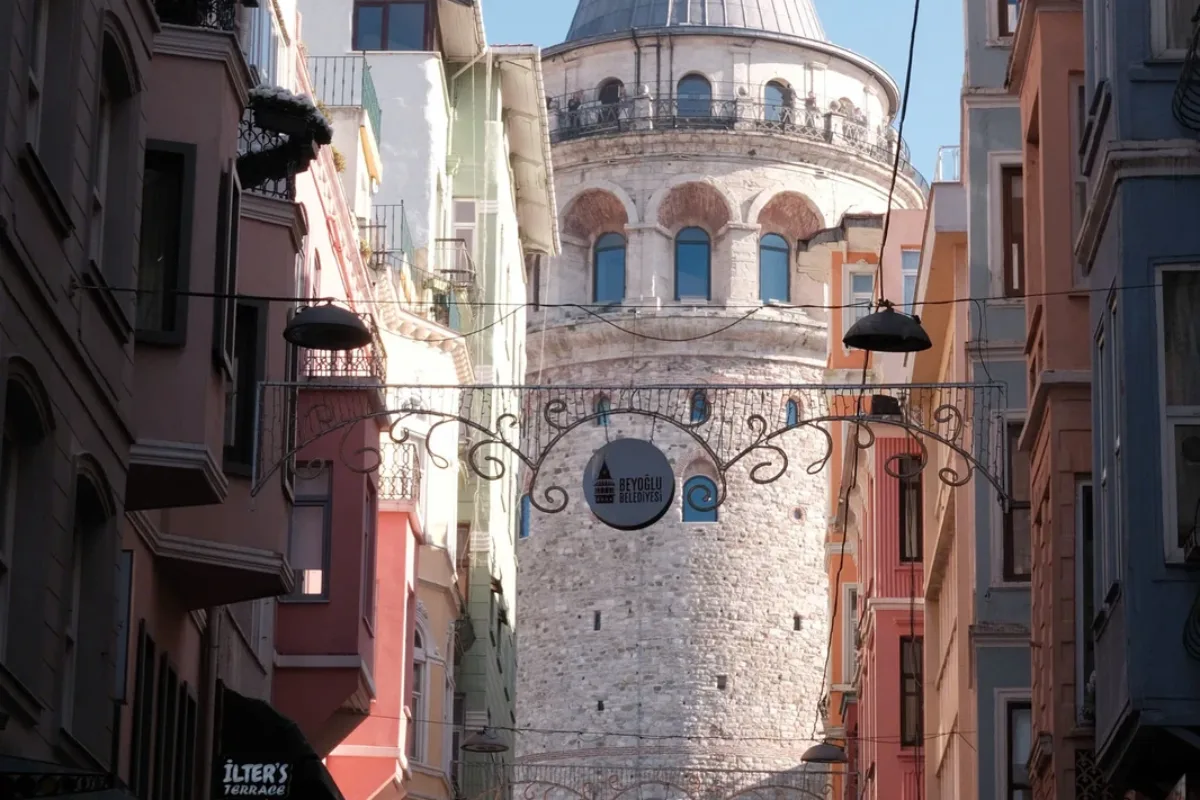 Tháp Galata nhìn từ con phố dốc ở khu Karaköy – Galata