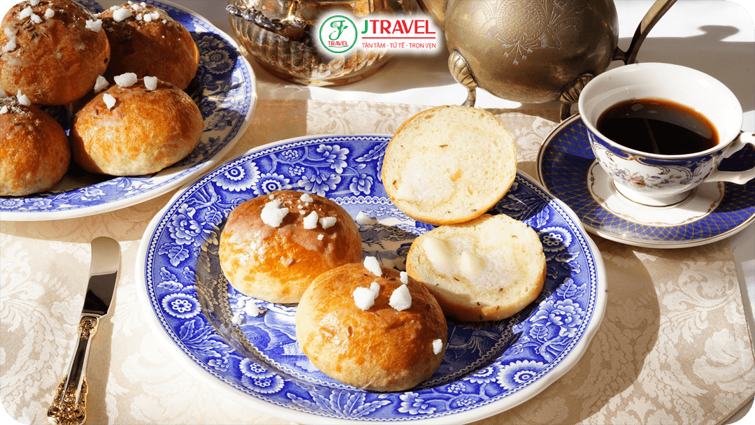 Bath Bun - Bánh có lớp vỏ mềm, rắc đường nâu caramel và hạt caraway