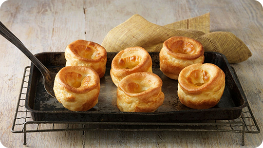 Yorkshire Pudding là một món ăn nổi tiếng, được làm từ bột mì, trứng và sữa (ảnh internet)