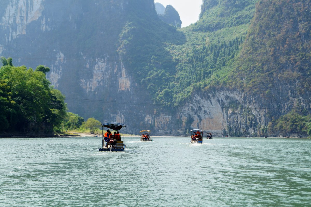 Thuyền du lịch giữa núi đá vôi Dương Sóc