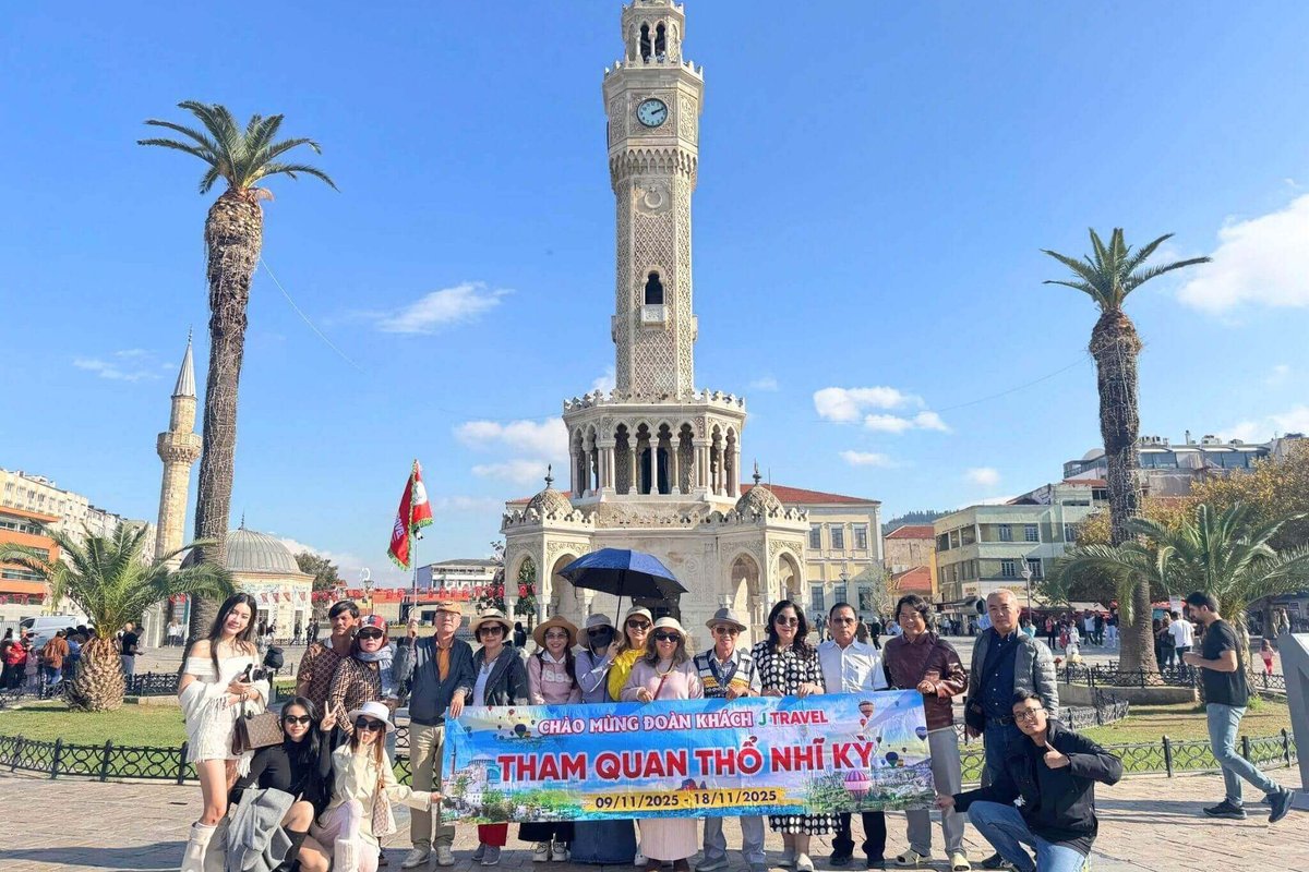 Đoàn khách J Travel tại tháp đồng hồ Izmir