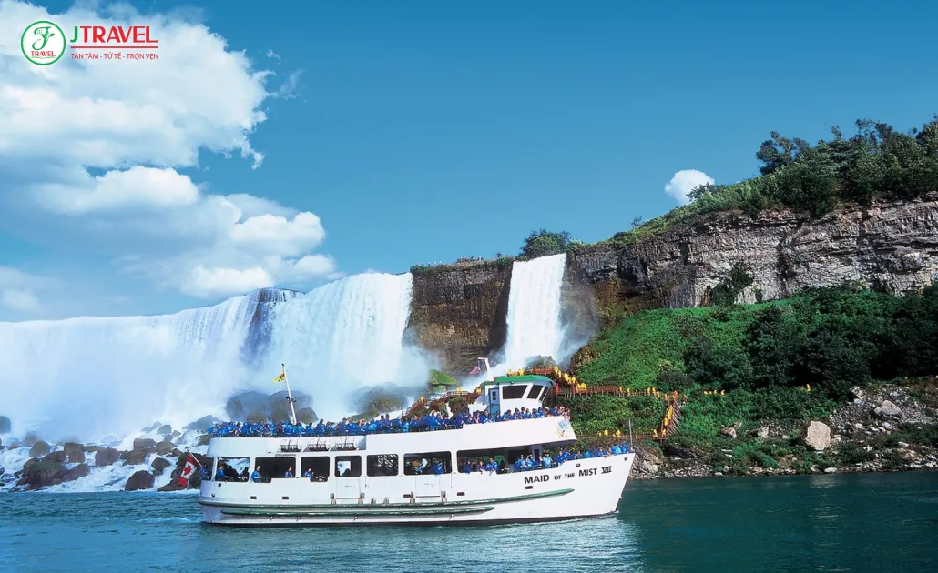 Du khách đi du thuyền Maid of the Mist ngắm thác Niagara trong làn sương xuân