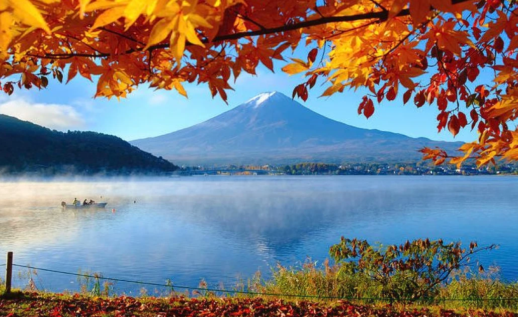 Hồ Kawaguchi trong xanh dưới chân núi Phú Sĩ