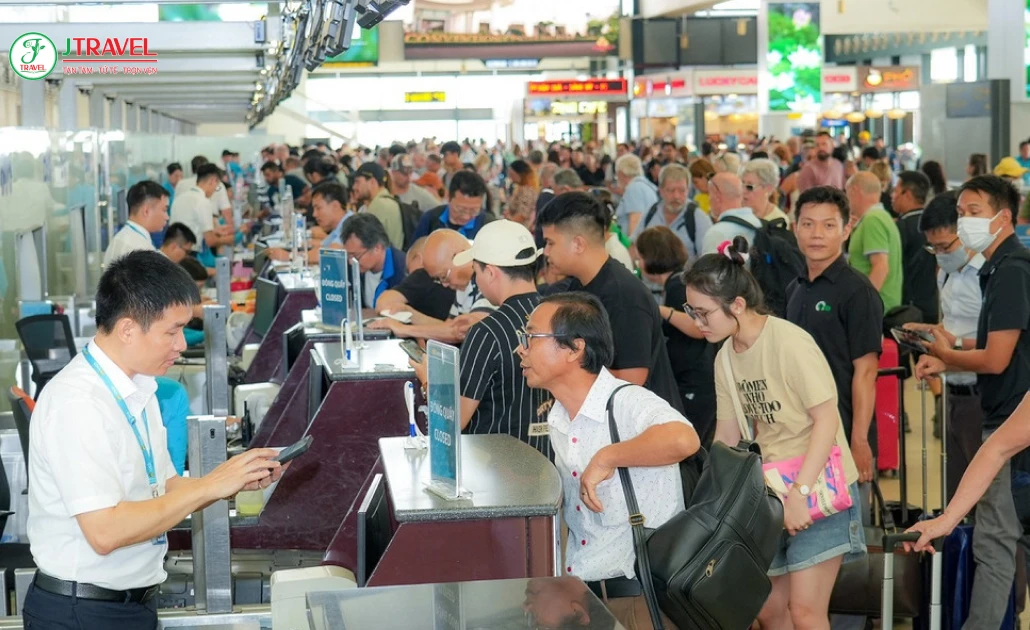 Du lịch nội địa dịp lễ 30_4 quá tải, đông đúc