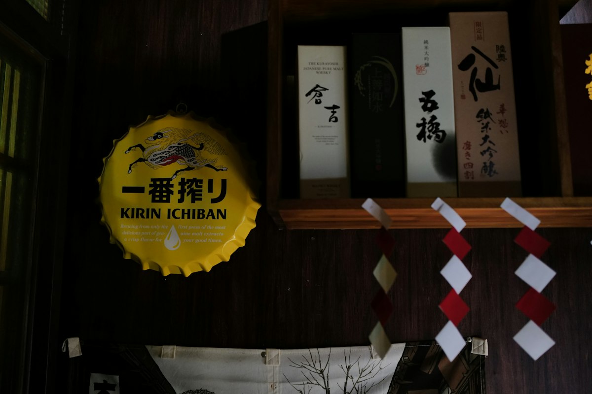 Rượu Sake dâng cúng tại đền thờ Nhật Bản