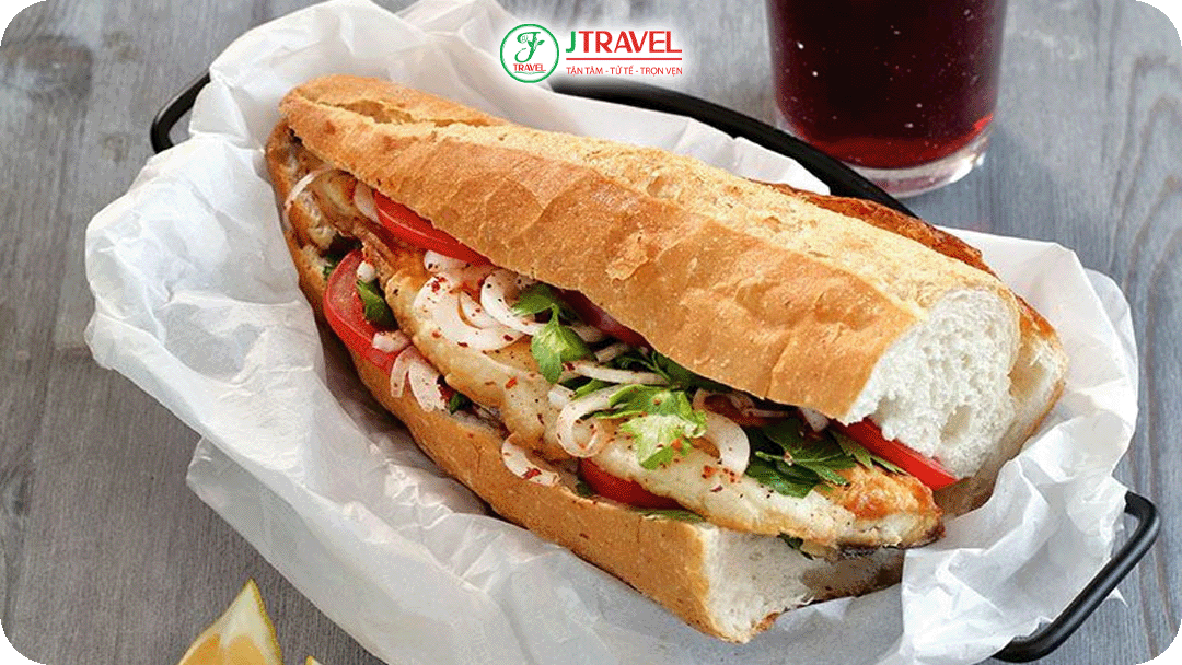 Balik Ekmek - được làm từ phi lê cá nướng hoặc chiên (thường là cá thu)