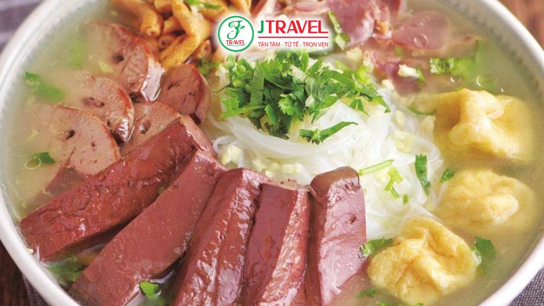 Bún Tiết Vịt (Duck Blood Vermicelli Soup)