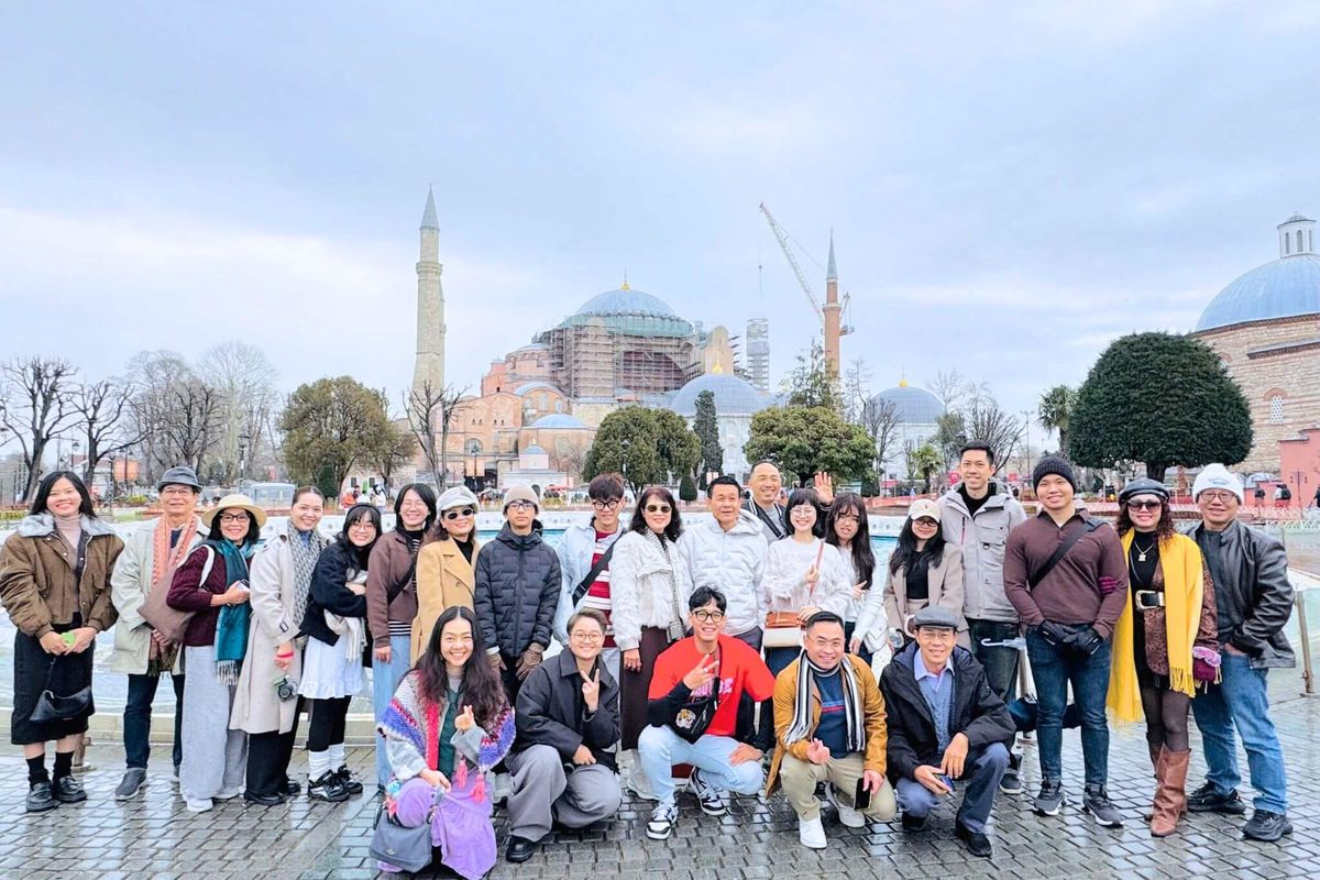 Đoàn khách J Travel du xuân bên Hagia Sophia, Istanbul, Thổ Nhĩ Kỳ
