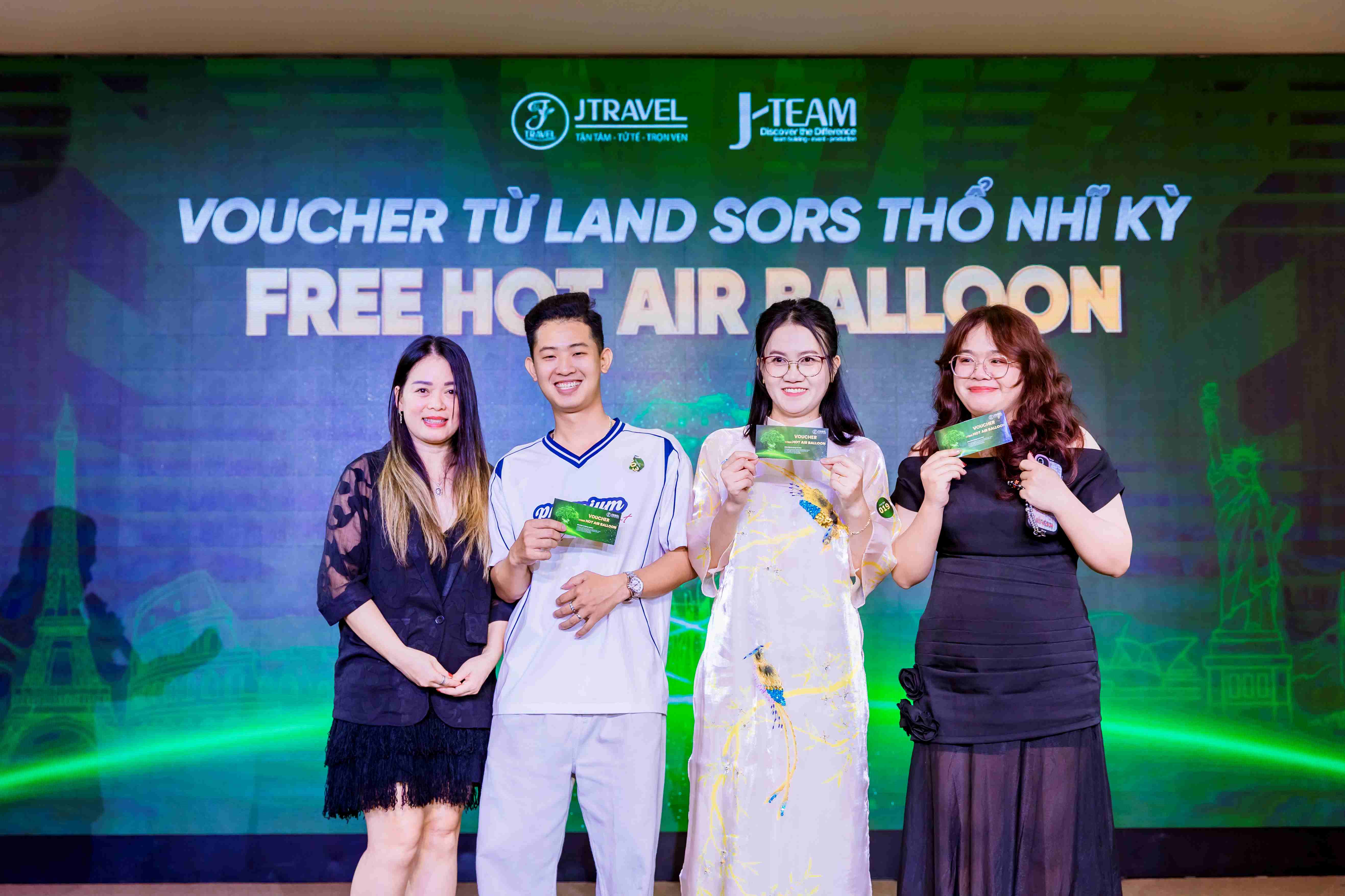 Nhận quà Lucky Draw từ đối tác
