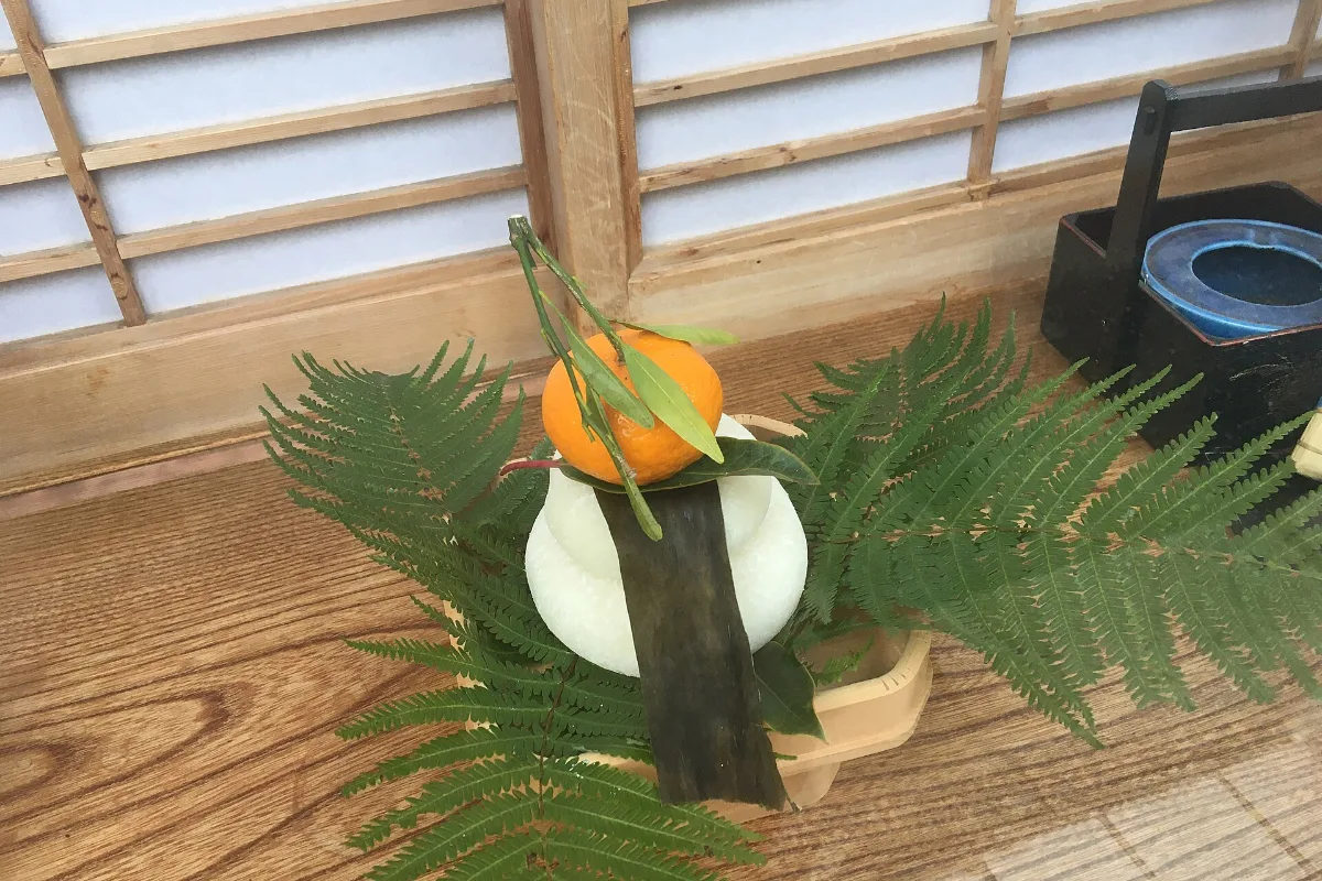 Bánh kagami mochi đặt trên bàn thờ ngày Tết ở Kyoto