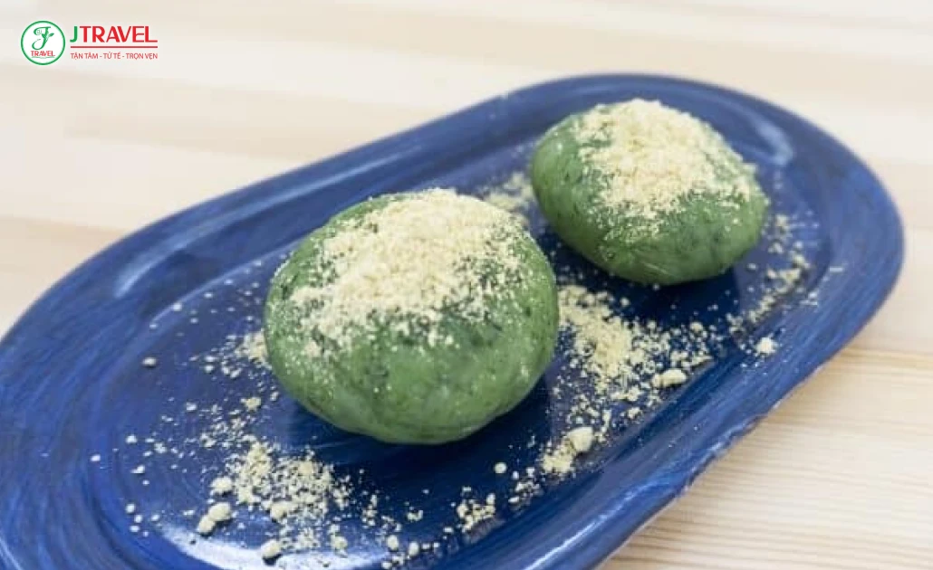 Kusa Mochi bánh gạo làm từ bột nếp và lá yomogi