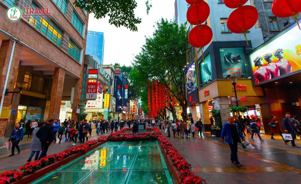 Phố đi bộ Bắc Kinh rực rỡ đèn lồng và nhộn nhịp mùa xuân