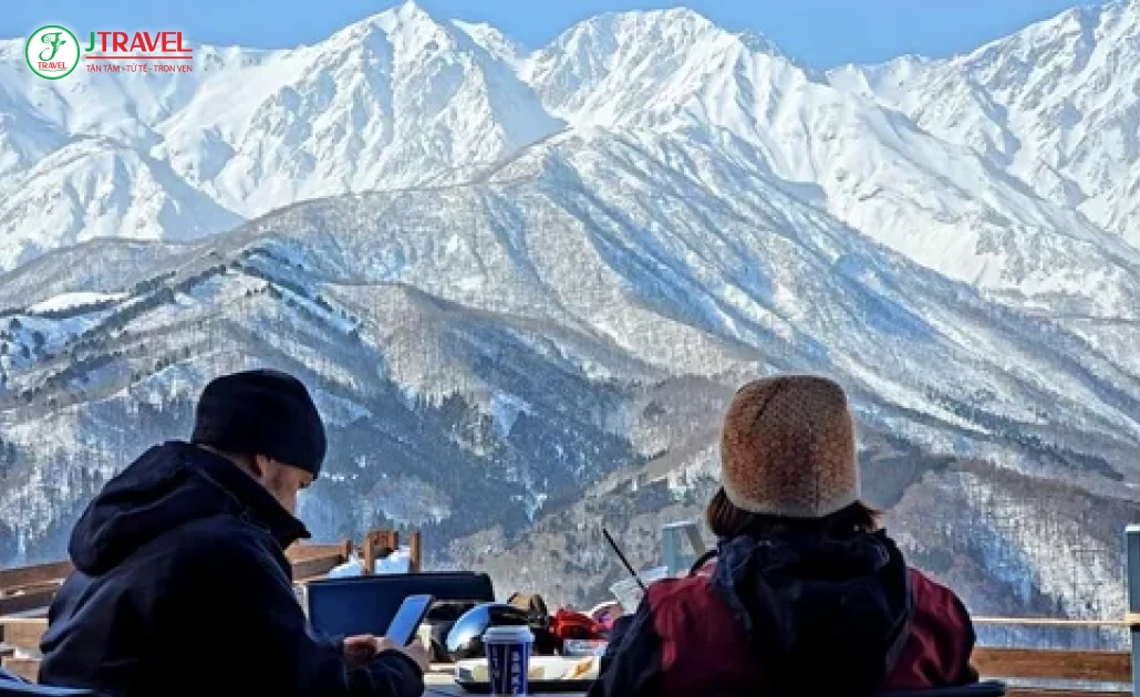 Nhà hàng và cửa hàng phục vụ du khách tại khu trượt tuyết Hakuba