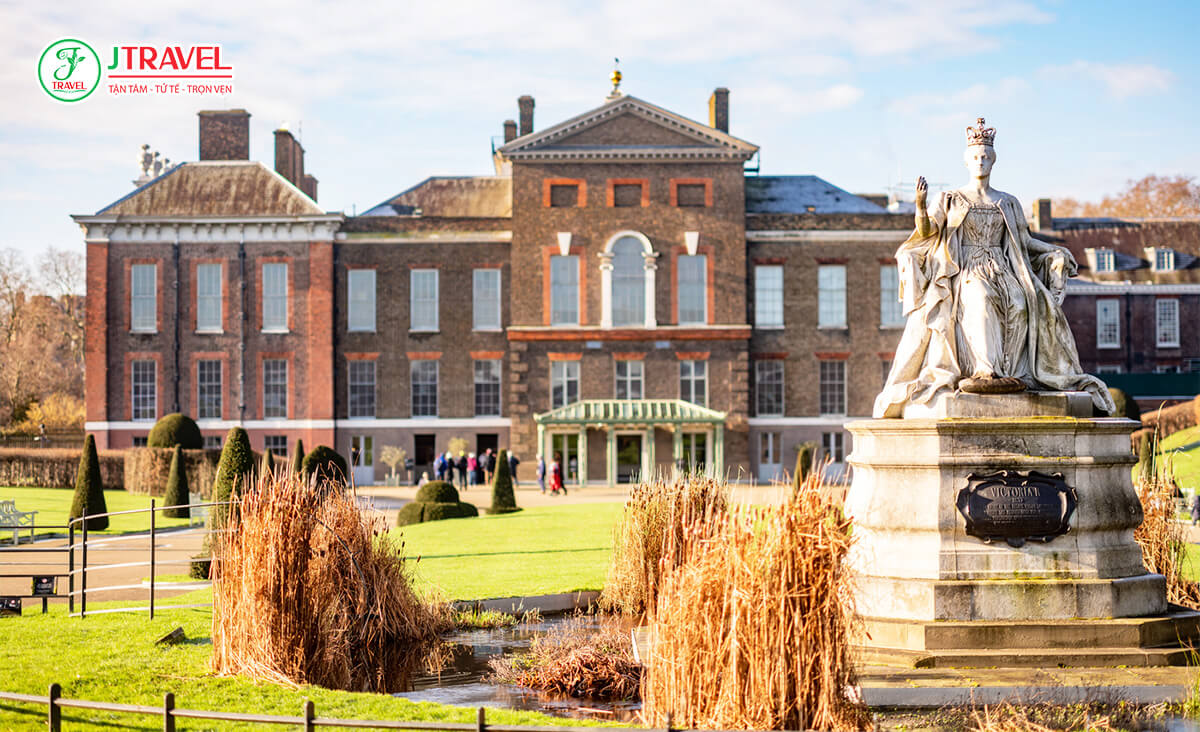 Cung điện Kensington ở London mang vẻ uy nghi với cổng sắt mạ vàng tráng lệ