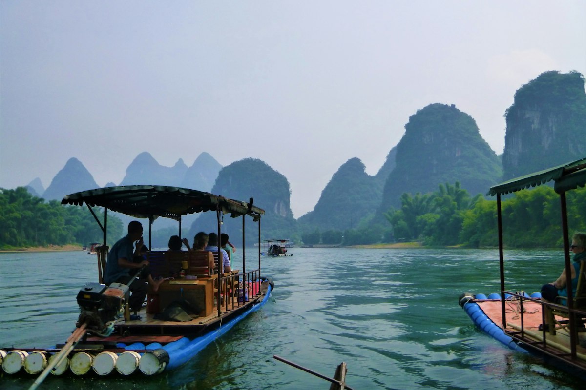 Du khách đi thuyền trên sông Ly Giang