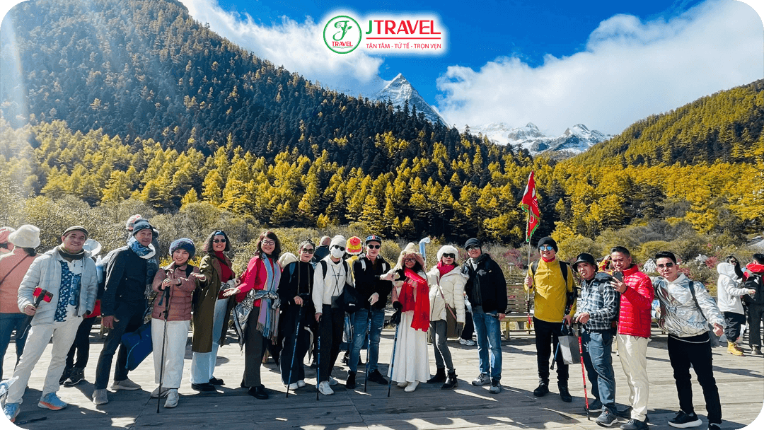 J Travel luôn chuẩn bị sẵn bình oxy, gậy leo núi và dụng cụ cho du khách