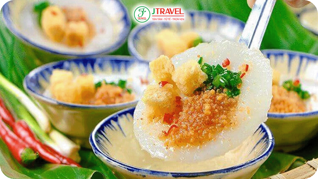 Bánh bèo Huế có kích thước nhỏ được đổ trong từng chén