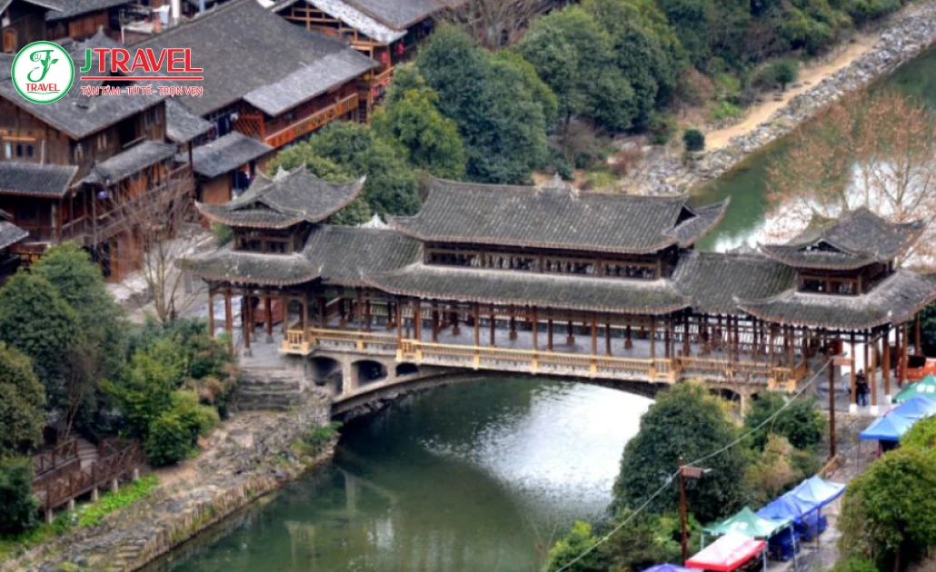 Cầu Phong Vũ Thiên Hộ Miêu Trại với kiến trúc cổ và view làng cổ đẹp