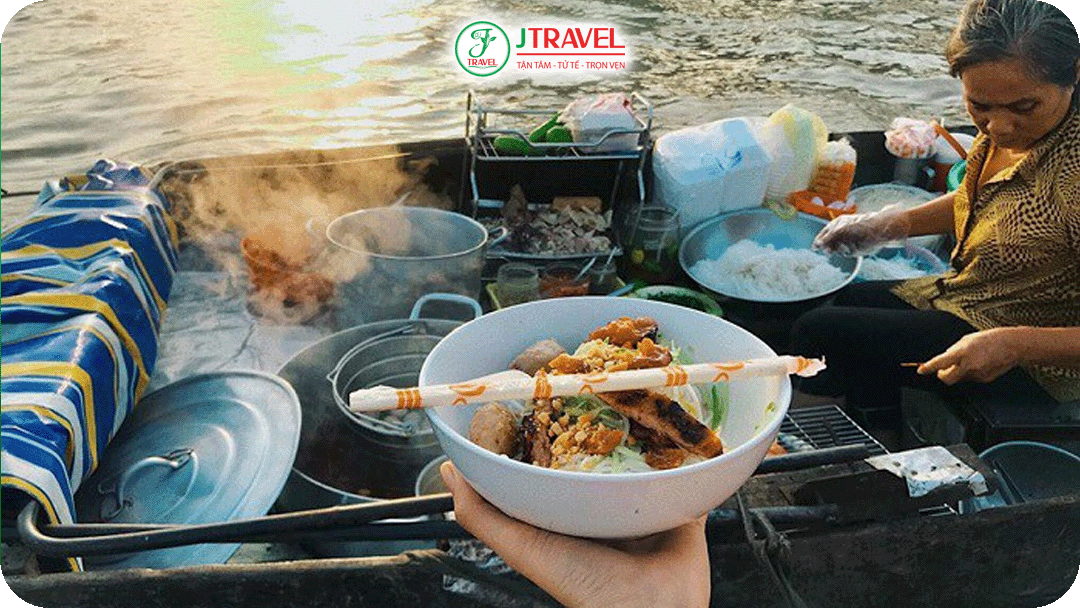 Thưởng thức bữa ăn sáng độc đáo trên ghe