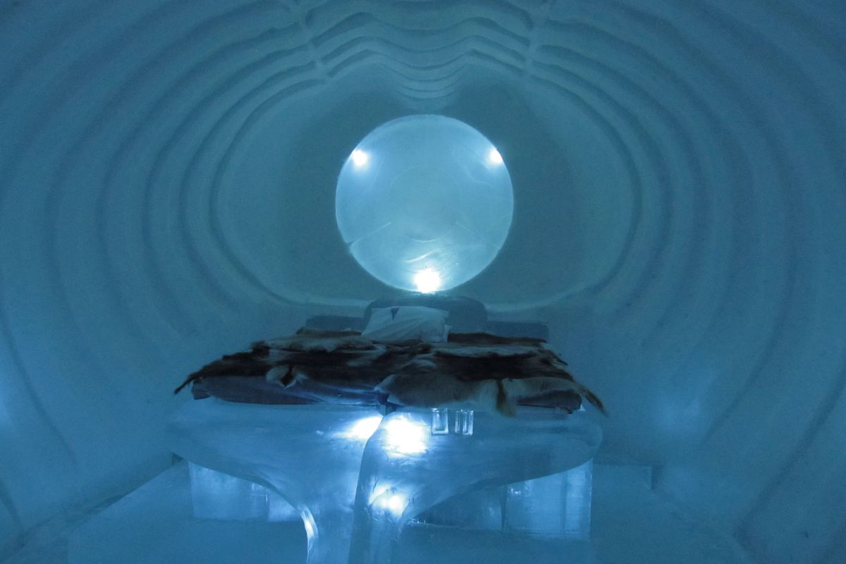 Một phòng nghệ thuật làm bằng băng trong ICEHOTEL, Jukkasjärvi, Thụy Điển
