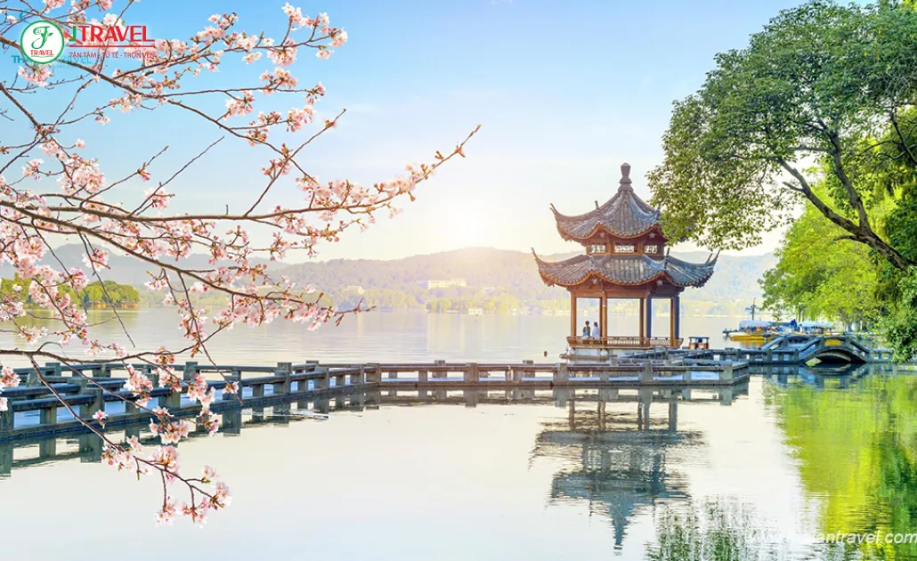 Hồ Tây Hàng Châu với cảnh đẹp thơ mộng, biểu tượng du lịch Trung Quốc