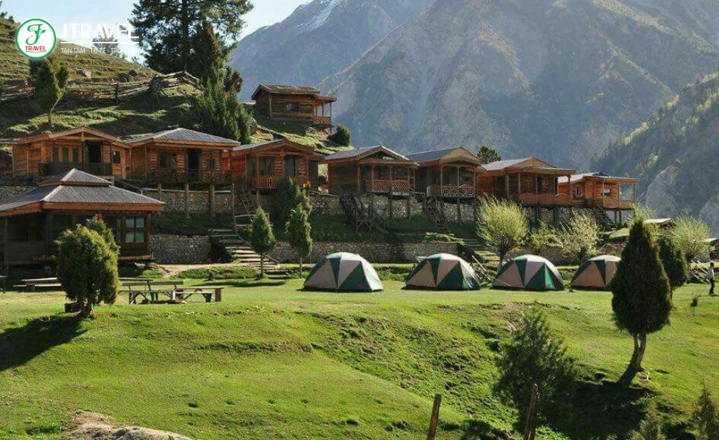 Cắm trại và trekking nhẹ tại Fairy Meadows dưới chân núi K2