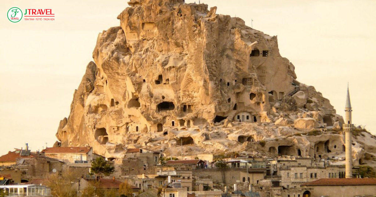 Pháo đài Uchisar – điểm cao nhất làng Uchisar giữa vùng Cappadocia Thổ Nhĩ Kỳ