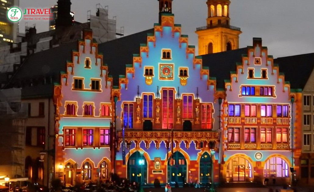 Kiến trúc nhà nửa gỗ màu sắc tại Römerberg