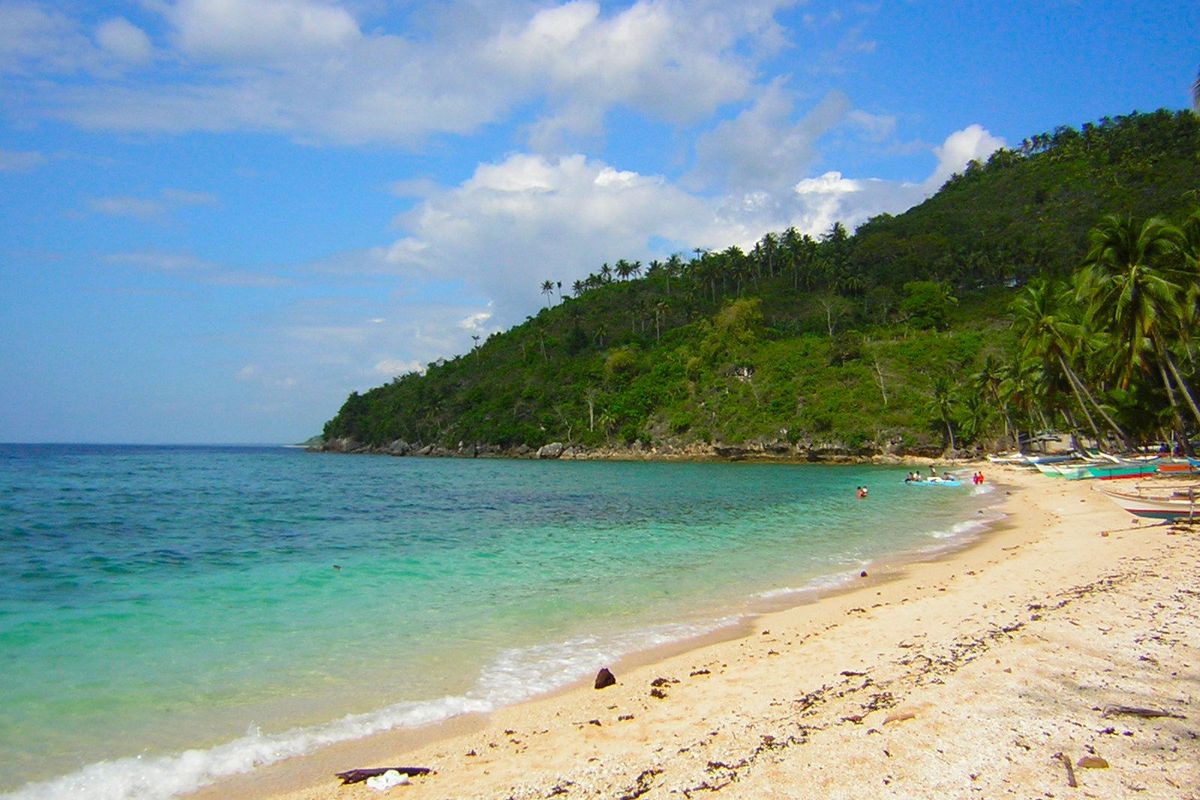 Bãi biển Cantabugon ở Aloguinsan, Cebu trong ngày nắng đẹp
