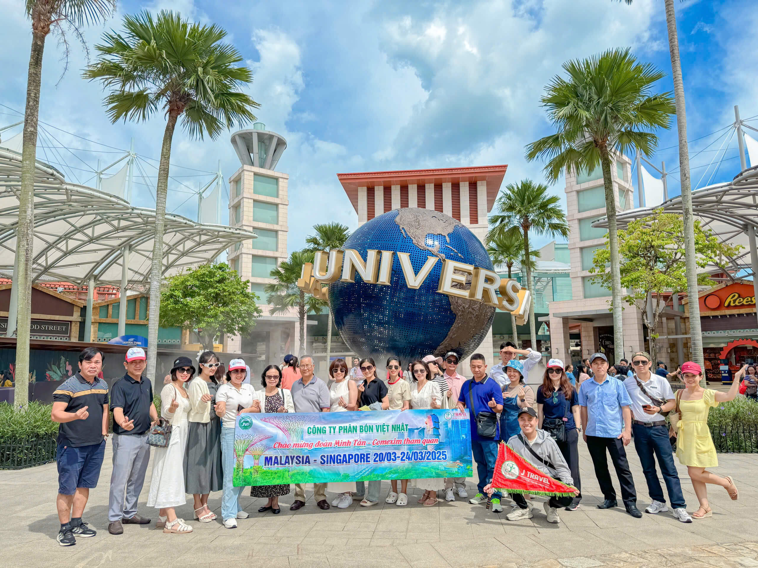 Du khách J Travel check in Universal Studios Singapore