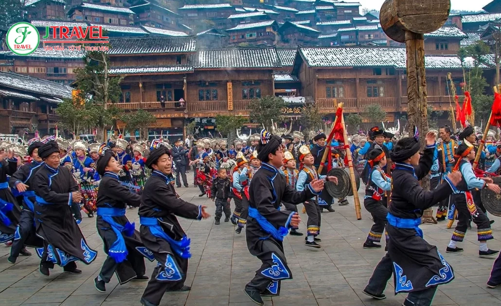 Lễ hội truyền thống ở Thiên Hộ Miêu Trại với trang phục dân tộc Miêu