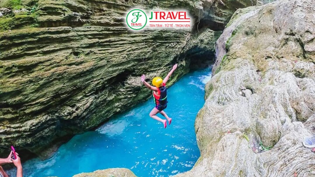 Nhảy vách đá Kawasan Falls xuống làn nước trong vắt