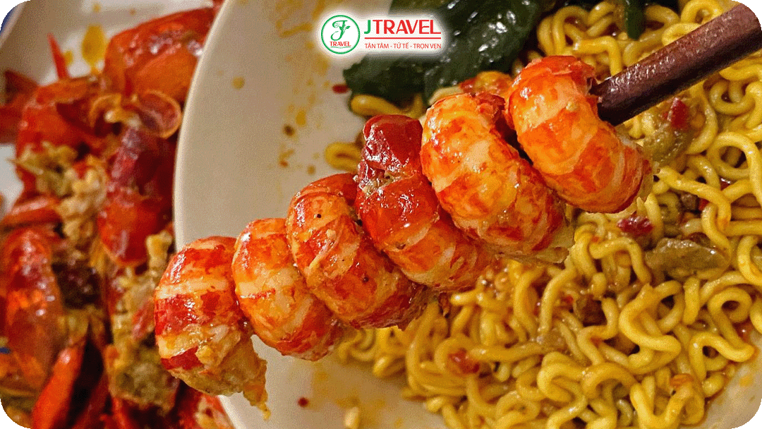 Tôm được xào hoặc nấu theo kiểu tê cay – mặn – thơm