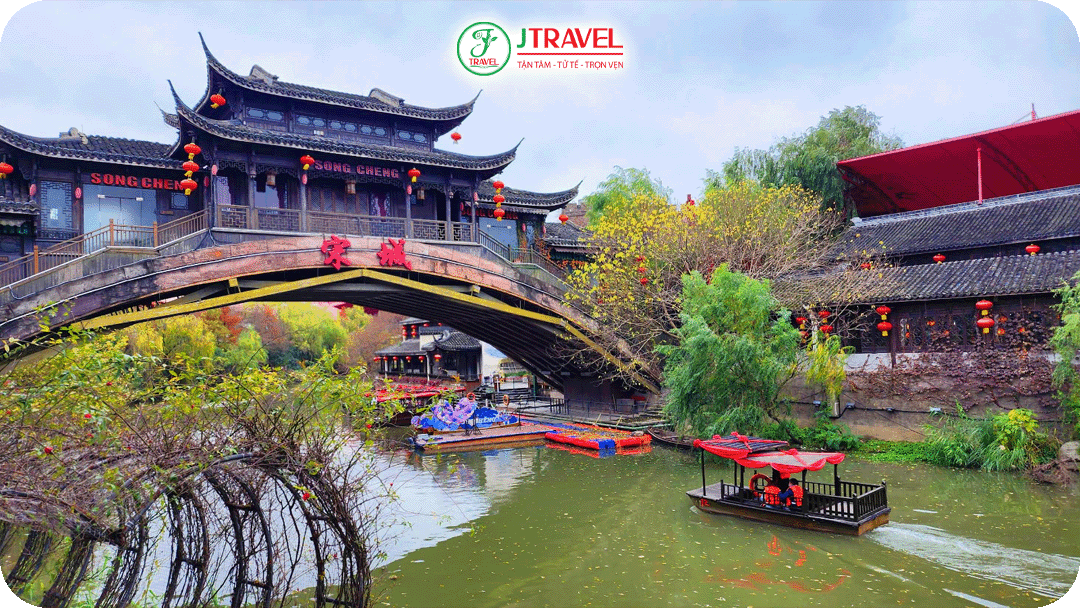 Một góc mùa thu lá vàng Tây Hồ