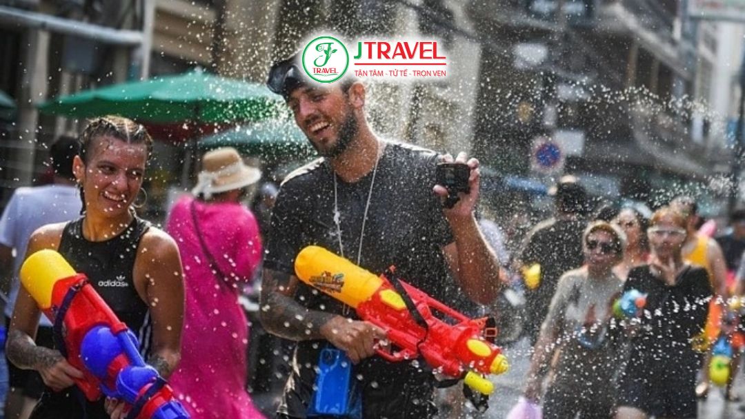 Trang phục đơn giản và túi chống nước tốt giúp bạn có trải nghiệm vui vẻ