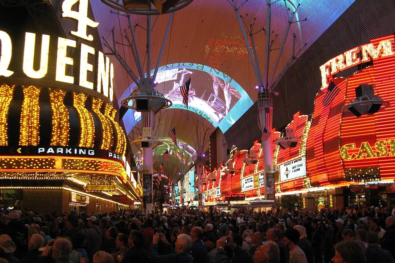 Phố Fremont với trần màn hình LED ở trung tâm Las Vegas cổ