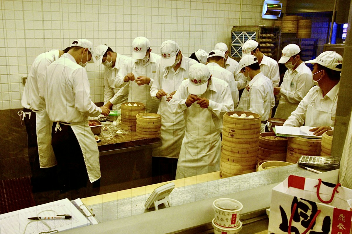 Đầu bếp nặn bánh bao trong bếp nhà hàng