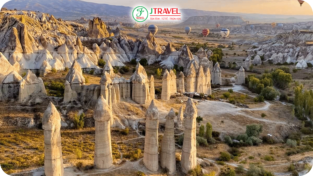 Love Valley là thung lũng gây tò mò nhất Cappadocia với những cột đá khổng lồ