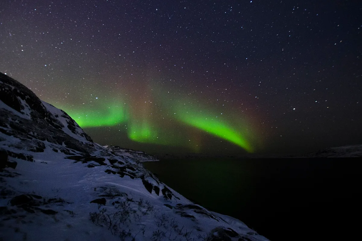 Cực quang trên bầu trời làng Teriberka, vùng Murmansk