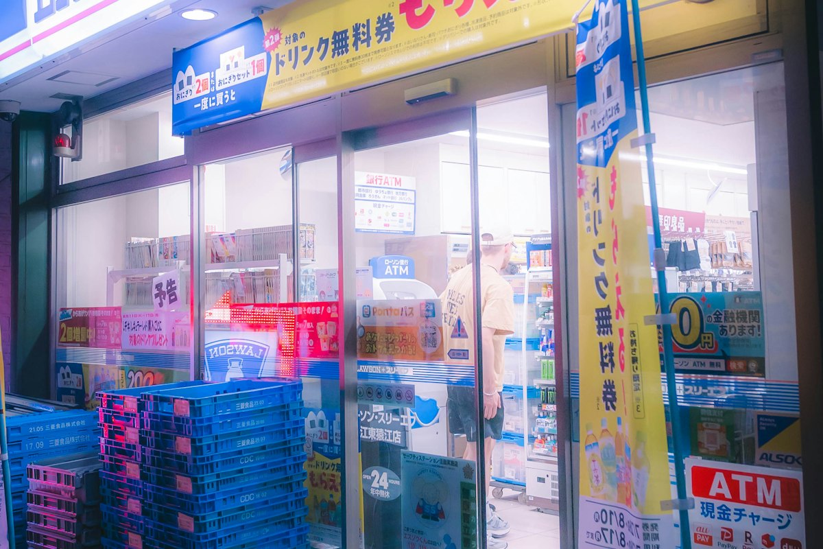 Cửa hàng tiện lợi Lawson sáng đèn vào buổi tối