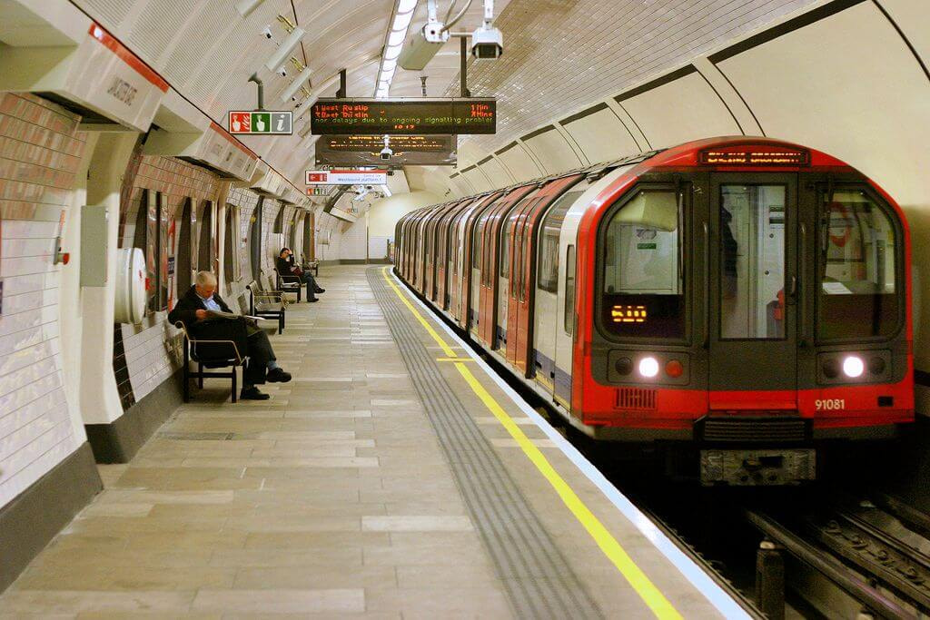   Tàu điện ngầm là phượng tiện di chuyển phổ biến và tiết kiệm tại London