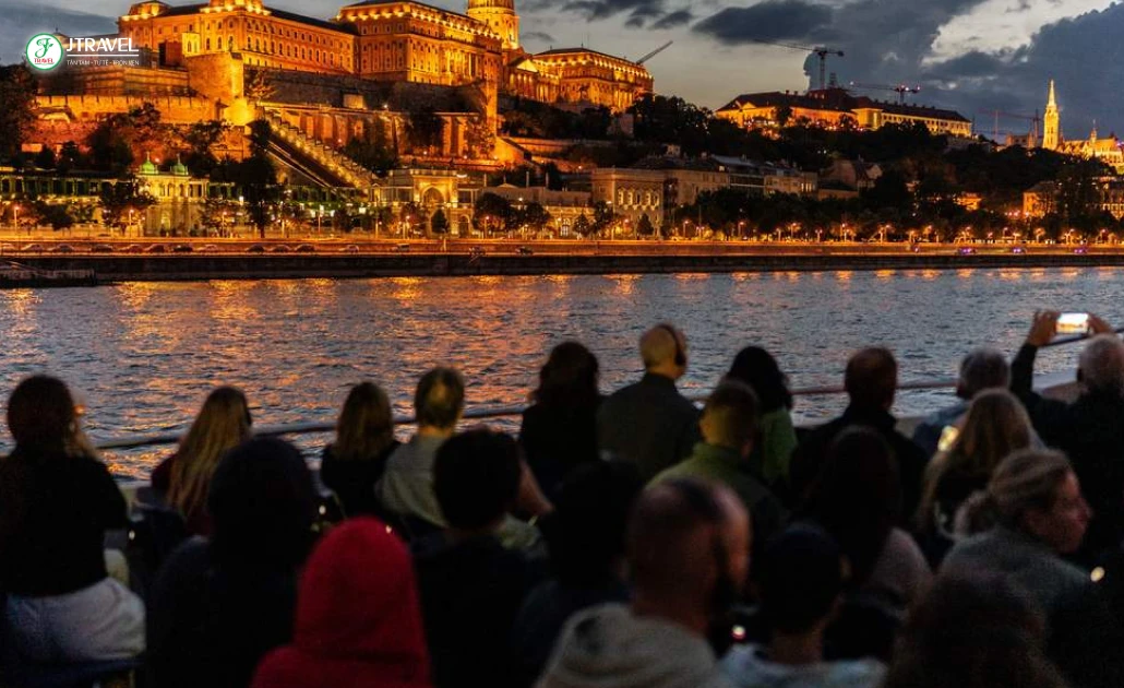 Du thuyền sông Danube về đêm 