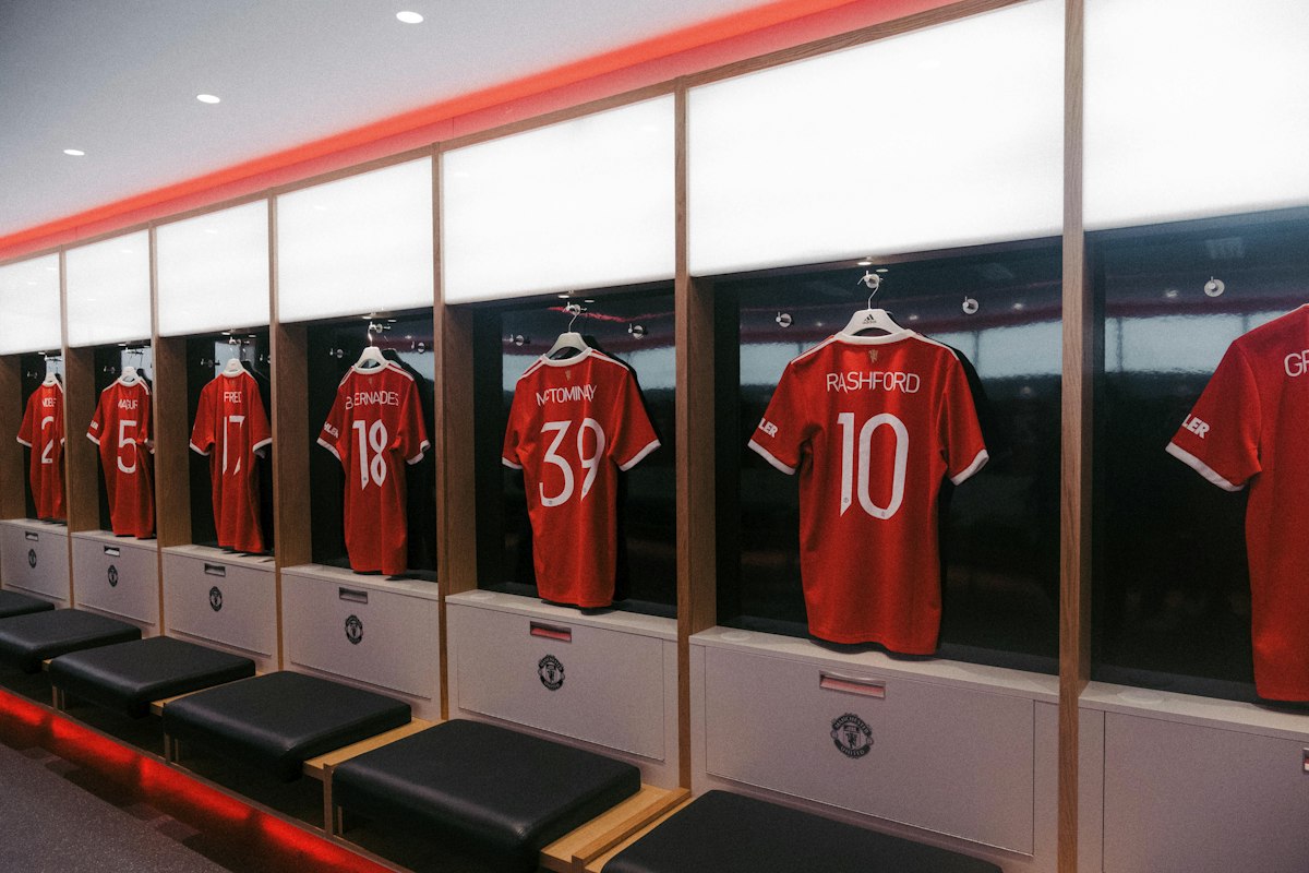 Phòng thay đồ Manchester United với áo đấu treo ở từng tủ