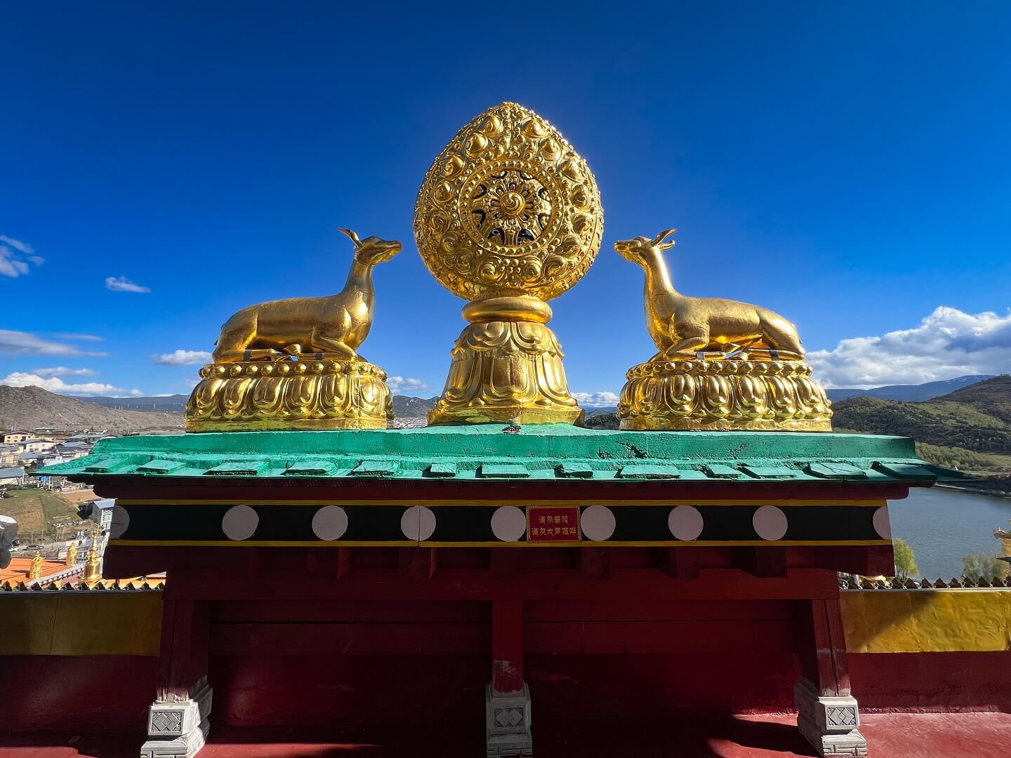 Hình ảnh ở cổng chùa Songzanlin